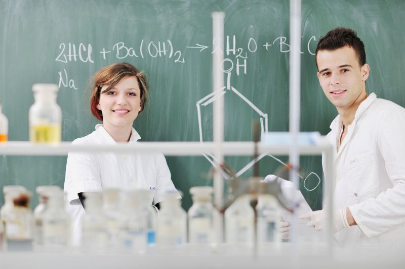 Преподаватель по химии с учеником